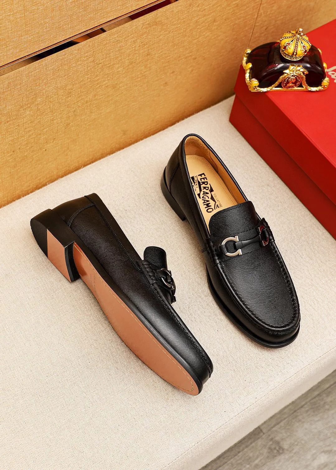 Men's shoes 💰442 💐 Product trademark: Ferragamo "Ferragamo" casual leather shoes Regular size: 38-44 (45.46🉑️customized) Product materials: Selected imported first-layer cross-grain cowhide upper + original hardware buckle, imported water-dyed cow leather lining. Strong three-dimensional visual effect, combined outsole Color: 1⃣️color optional